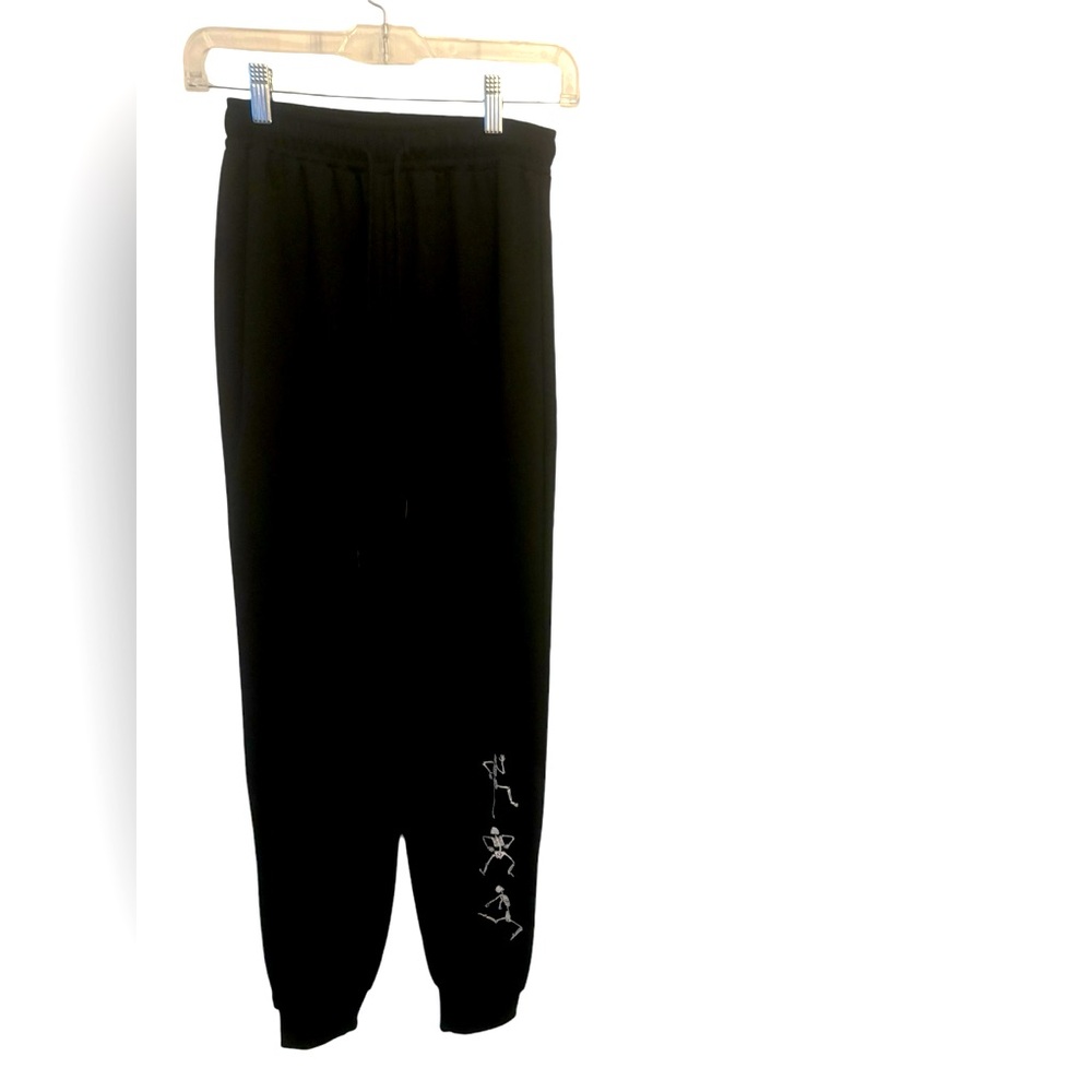 Black sweat pants with skeleton dancing print 💀🖤